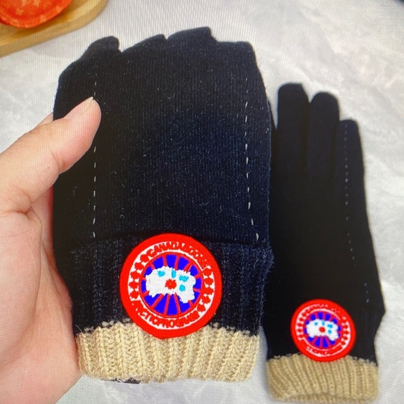 Canada Goose Black and Tan Gloves with Logo - Picture 5 of 5